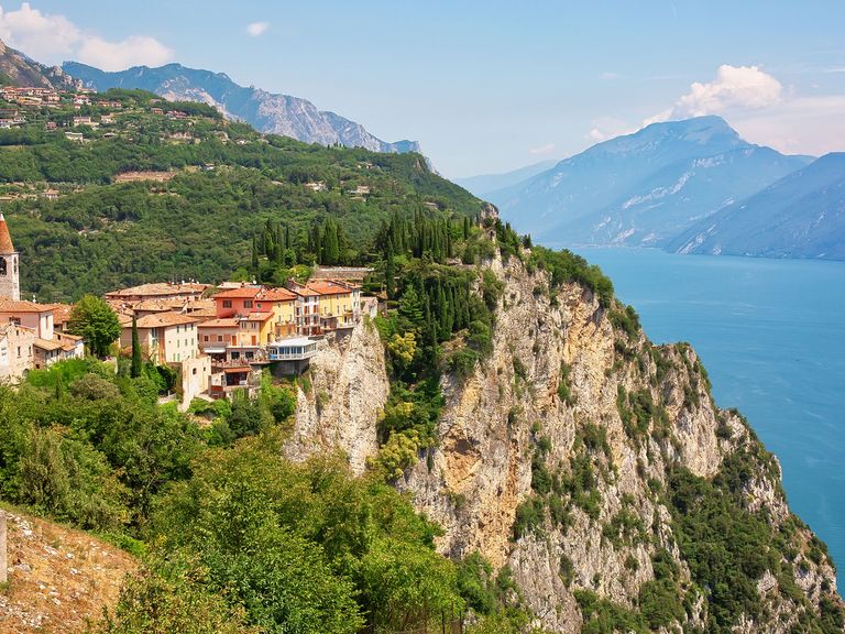 Blick auf die Aussichtsplattform Terrazza del Brivido am Gardasee Terrazza del Brivido, Aussichtsplattform am Gardasee, Luftaufnahme