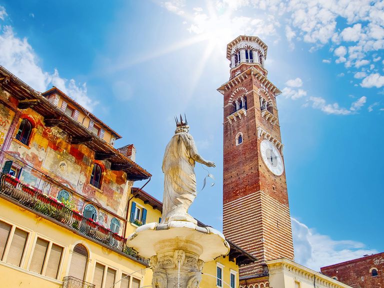Verona ist eine der schönsten Städte in Italien. Hier zu sehen: der Torre dei Lamberti. Torre dei Lamberti in Verona