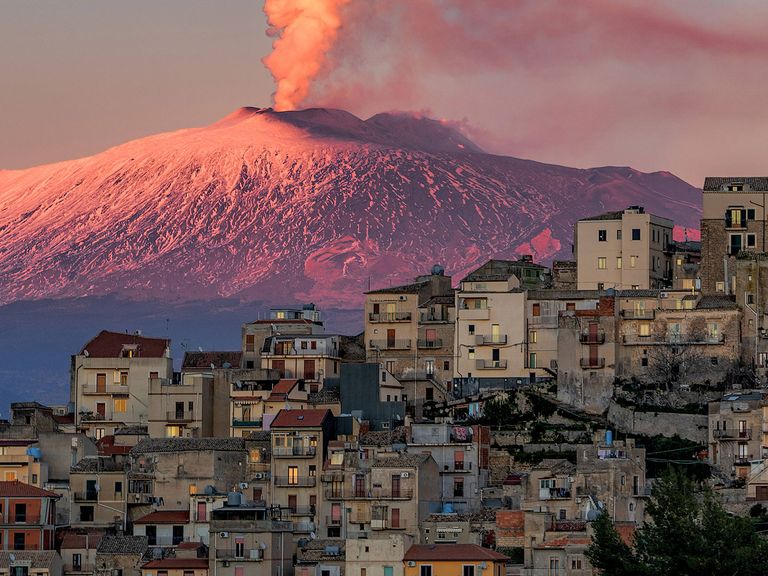 Blick auf die Stadt Centuripe und den rauchenden Ätna Ätna auf Sizilien