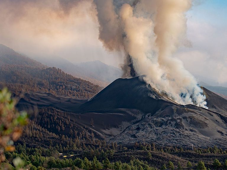 Kräfte Rauchwolken steigen am Cumbre Vieja auf.  Cumbre Vieja La Palma