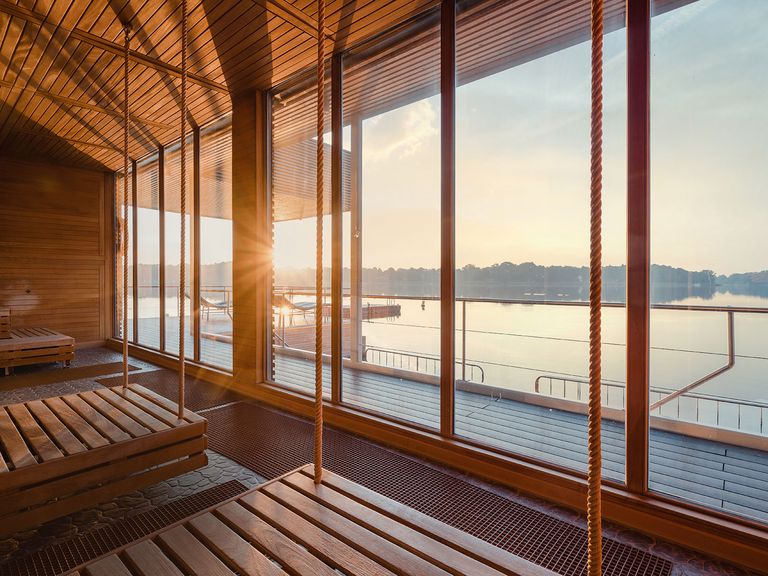 Die Seesauna in Neuruppin ist mit großzügigen Fensterfronten ausgestattet und gewährt einen atemberaubenden Ausblick. Innenbereich der Seesauna in Neuruppin