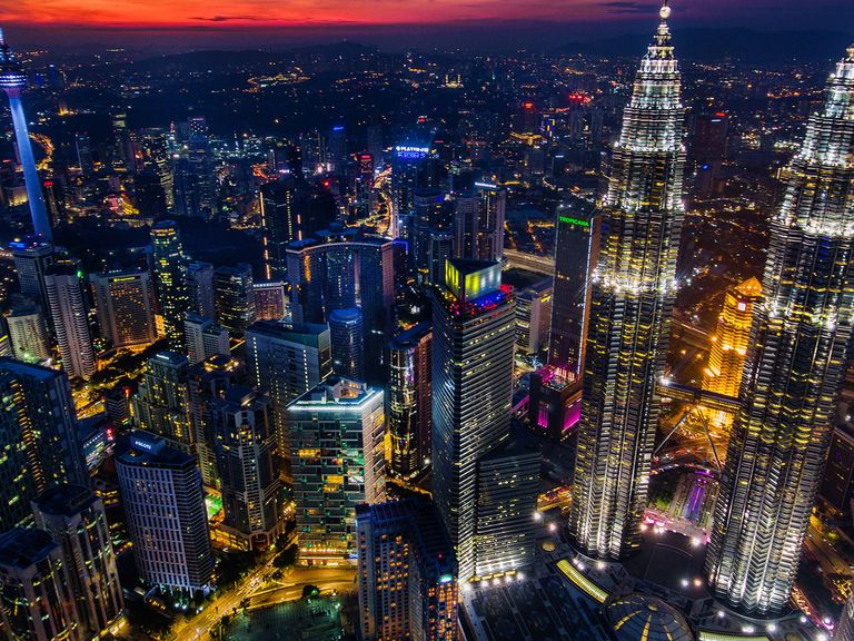Die Skyline von Kuala Lumpur ist besonders in der Nacht atemberaubend schön. Skyline von Kuala Lumpur