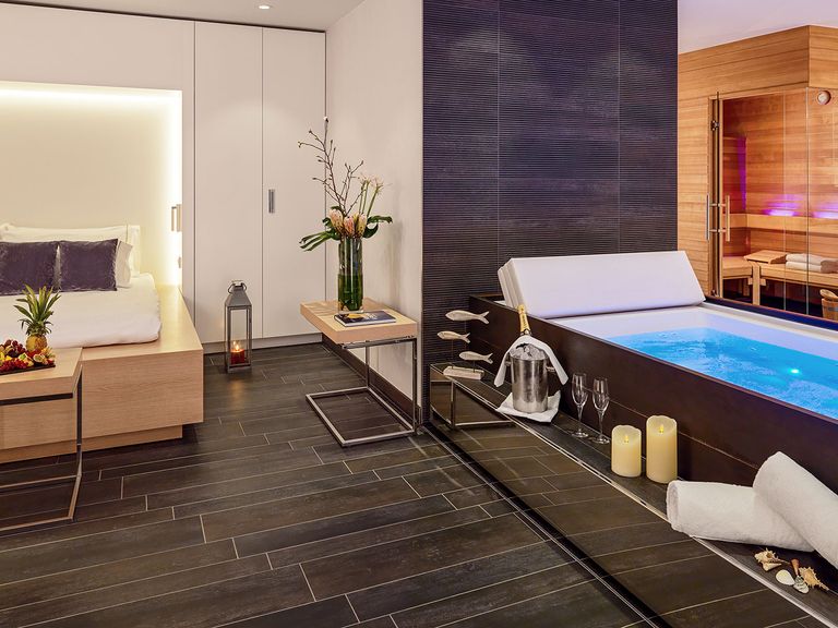 Das Private Spa mit Whirlpool und Sauna im „Heavenly Spa“, Hamburg