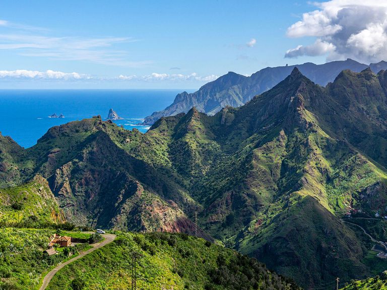 Blick auf das sattgrüne Anaga-Gebirge auf Teneriffa Blick auf das sattgrüne Anaga-Gebirge auf Teneriffa