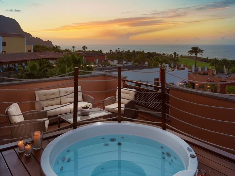 Terrasse mit Pool im Hacienda del Conde