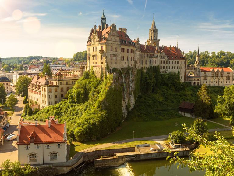 Das Hohenzollernschloss thront erhaben über dem Rest von Sigmaringen. Blick auf Sigmaringen mit Hohenzollernschloss