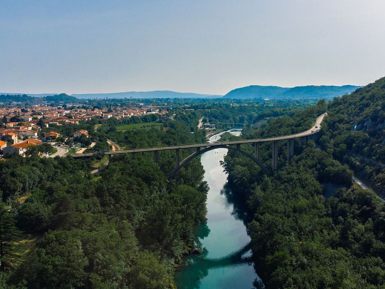 Hier zu sehen: die Solkanbrücke und der Fluss Soča, im Hintergrund Nova Gorica. Solkanbrücke und Fluss Soča, im Hintergrund Nova Gorica