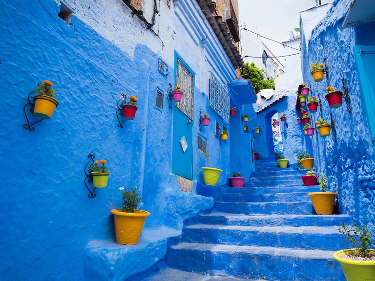 In Chefchaouen erwartet Reisende ein blaues Wunder. Chefchaouen in Marokko, blaue Treppen und Häuserwände