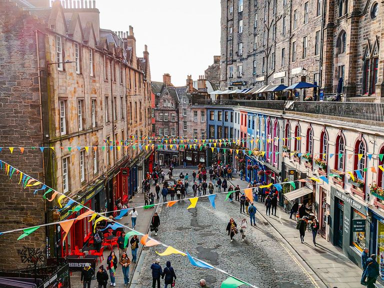 bunte Fähnchen überspannen die Victoria Street in Edinburgh