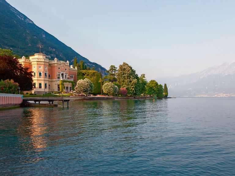 Die Villa Feltrinelli ist wahrscheinlich das luxuriöseste Hotel am Gardasee. Villa Feltrinelli vom Gardasee aus betrachtet