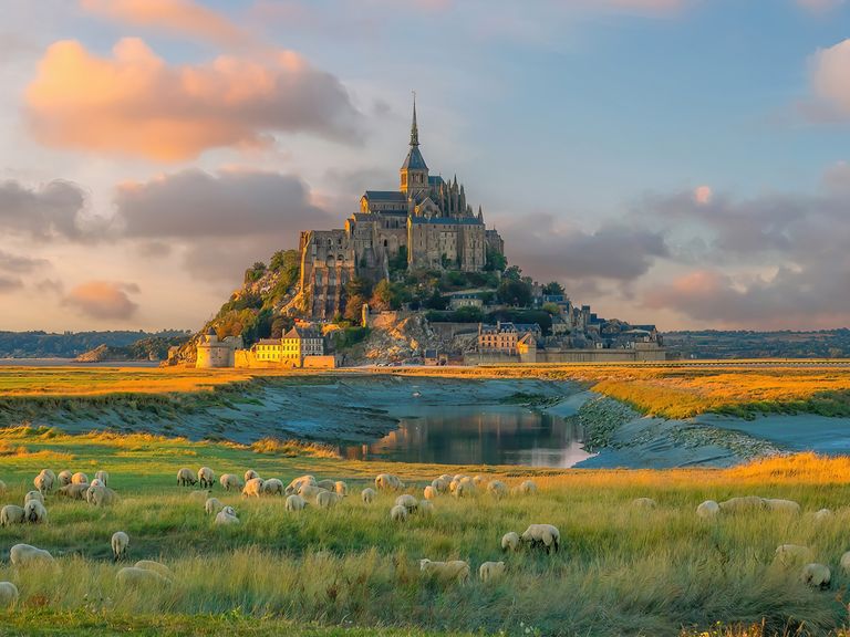 Romantisches Wahrzeichen: Mont-Saint-Michel in Nordfrankreich Mont-Saint-Michel, Normandie in Frankfreich
