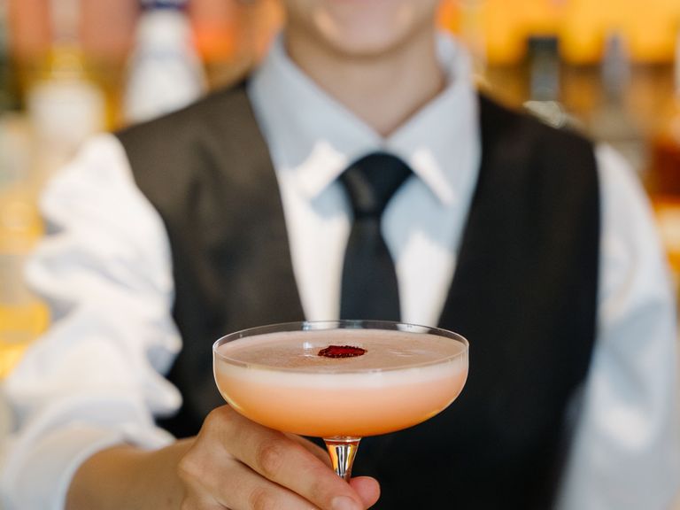 Barkeeperin hält einen Cocktail in Minas Cocktail Room, Jerewan