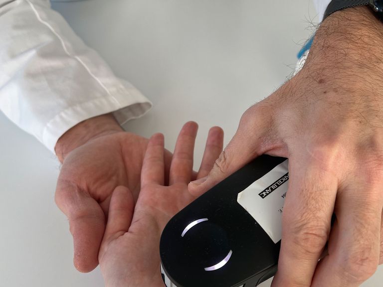Schwermetalltest in der Clinique La Prairie, an Antonia Austs Hand