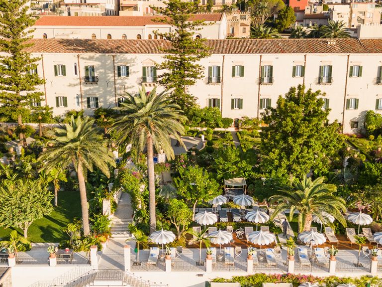 Pool mit Terrasse im Four Seaons San Domenico Palace