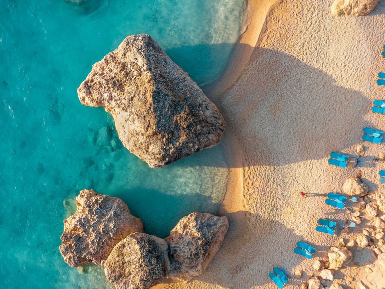 Luftaufnahme von einem hellen Sandstrand in Griechenland