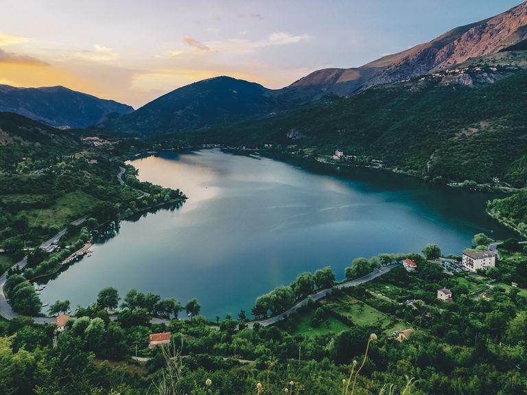 Der Lago di Scanno sieht von oben aus wie ein Herz. Lago di Scanno von oben