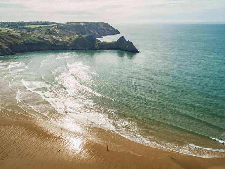 Die Bucht von Oxwich umarmt einen der beliebtesten Strände auf der Halbinsel Gower im Süden von Wales. Bucht von Oxwich in Wales