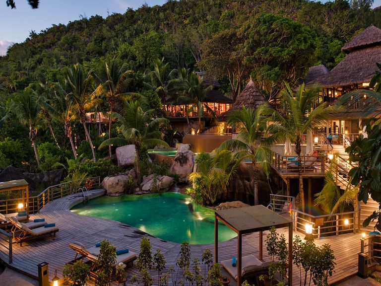 Hier zu sehen: der Pool im Constance Lemuria Praslin am Abend. Pool im Constance Lemuria am Abend