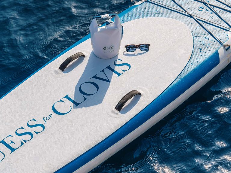 Pop-up Guess x Clovis Segelyacht