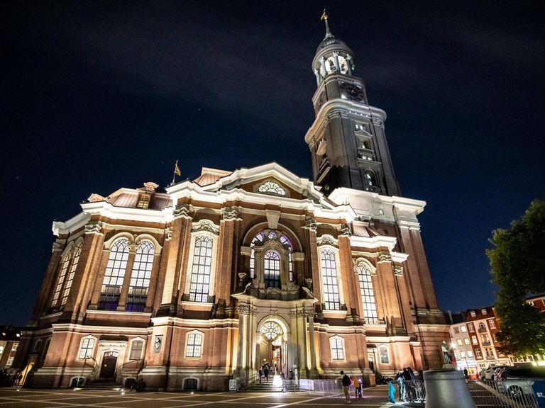 Außenfassade des „Michel" in Hamburg St. Michaeliskirche
