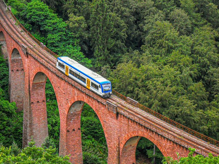 Die Hunsrückbahn passiert ein Viadukt bei Boppard. Hunsrückbahn, Boppard