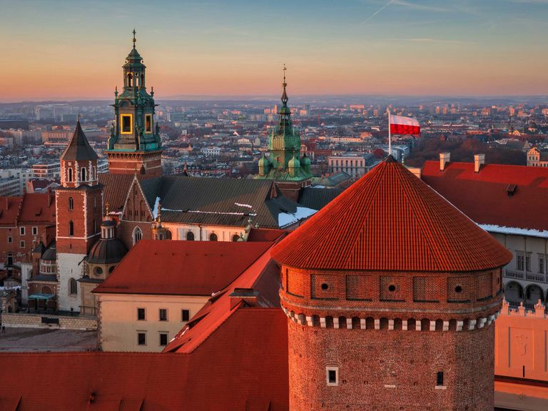 Blick auf die T&uuml;rme des Wawel-Schlosses in Krakau
