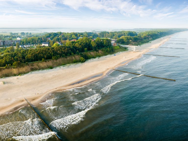 Nahe Trzęsacz liegen einige der schönsten Strandabschnitte der Ostsee. Ostseeküste in Trzęsacz, Polen