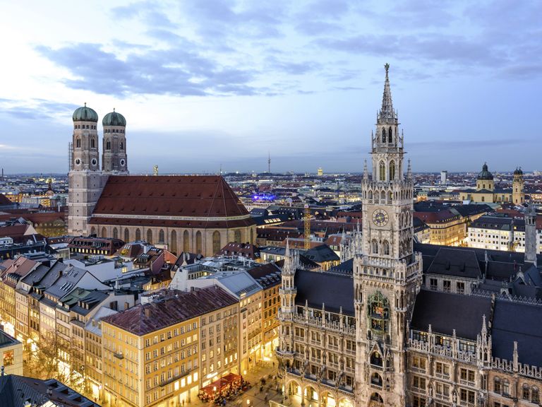 München, Marienplatz mit Rathaus und Frauenkirche