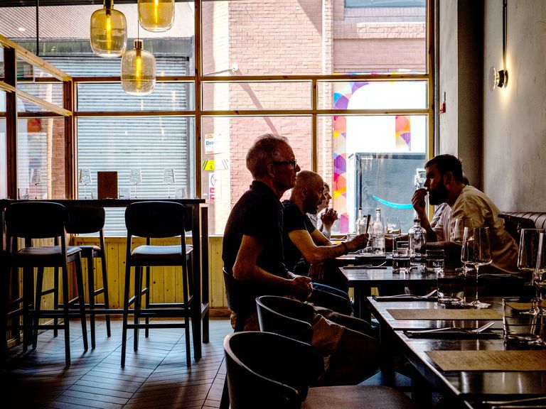 Gäste sitzen im Restaurant Roam in Belfast Roam Restaurant, Belfast, Nordirland