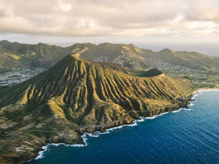 Ein Traum von einer Küstenstraße: Die Route 72 führt von Honolulu am Kohelepelepe (auch Koko Head Krater) vorbei. 1048 Stufen sind es auf seine Spitze. Blick auf Koko Head Krater auf O‘ahu