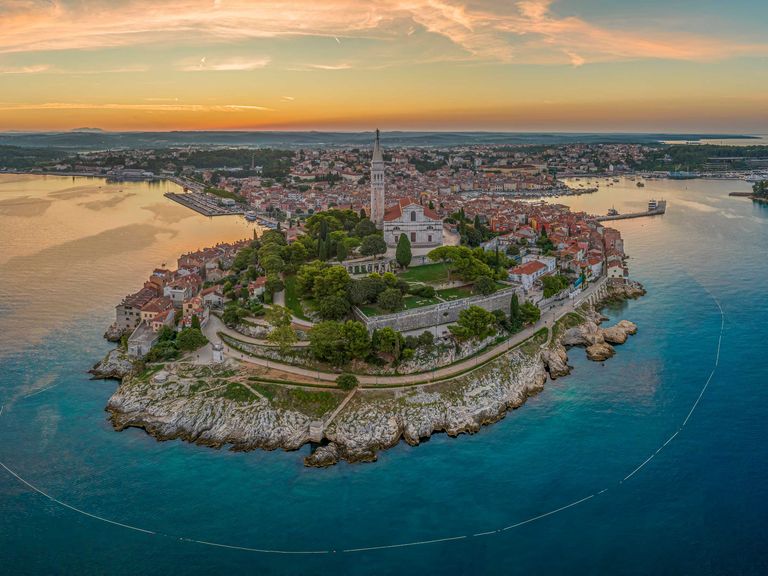 Hier zu sehen: Rovinj in Istrien. Luftaufnahme von Rovinj, Istrien