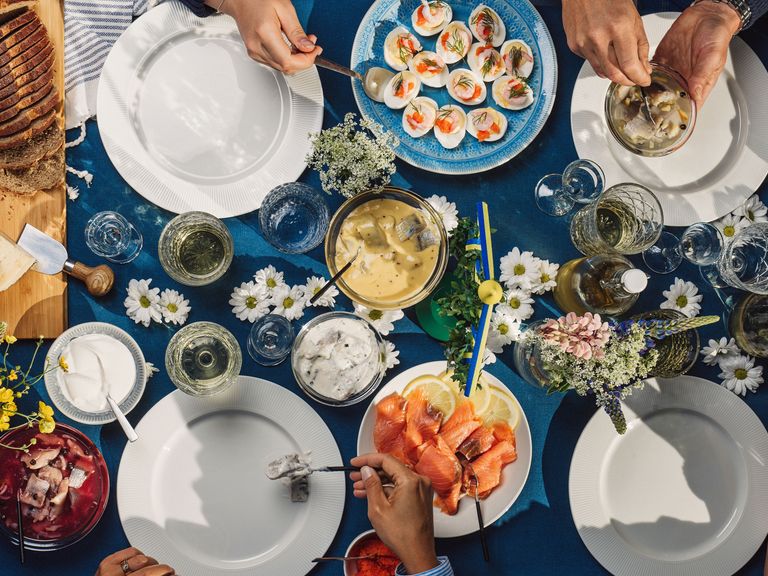 gedeckte Tafel zum Mittsommerfest in Schweden
