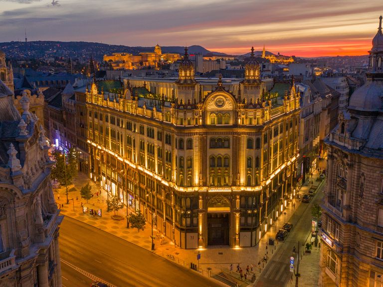 Au&szlig;enansicht des P&aacute;risi Udvar Hotel Budapest 