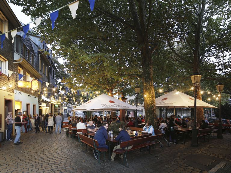 Gut besuchte Terrasse eines Lokals in Sachsenhausen Gut besuchte Terrasse eines Lokals in Sachsenhausen