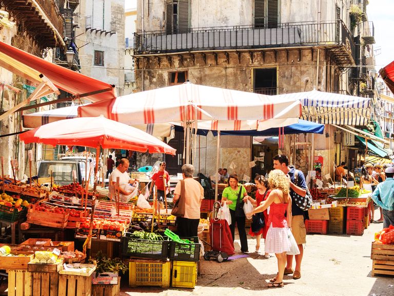 Menschen kaufen auf einem Markt in Palermo, Sizilien