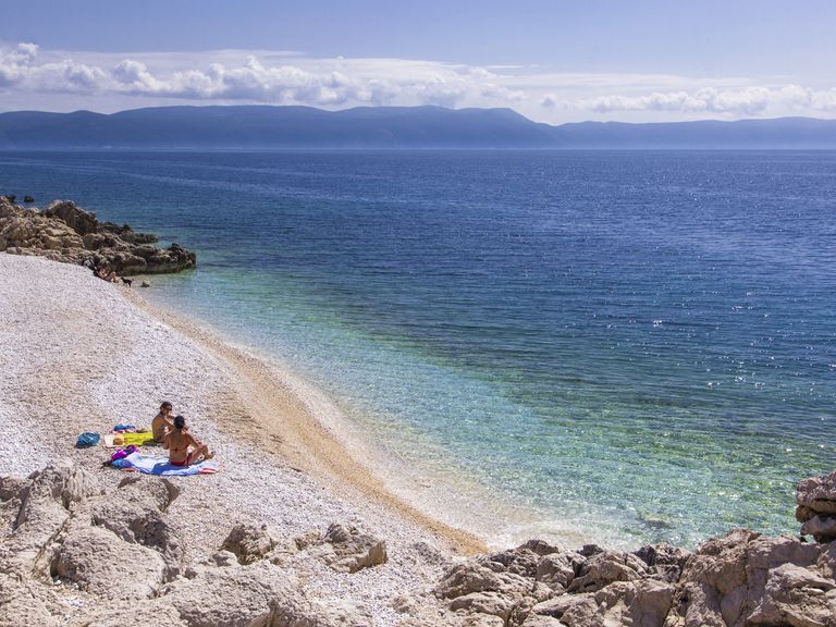 Hier zu sehen: Kieselstrand und Kalkklippen am St. Andrea Strand Rabac Kieselstrand und Kalkklippen, St. Andrea Strand