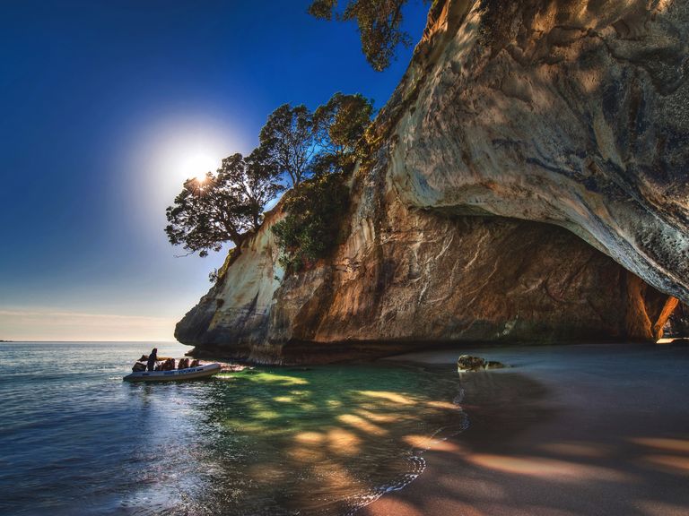 Ankunft an einem vollkommenen Ort: Die Cathedral Cove mit ihrem kapitalen Felsbogen ist eine der vielen spektakulären Strandbuchten der Coromandel Peninsula auf der Nordinsel. Cathedral-Cove Coromandel