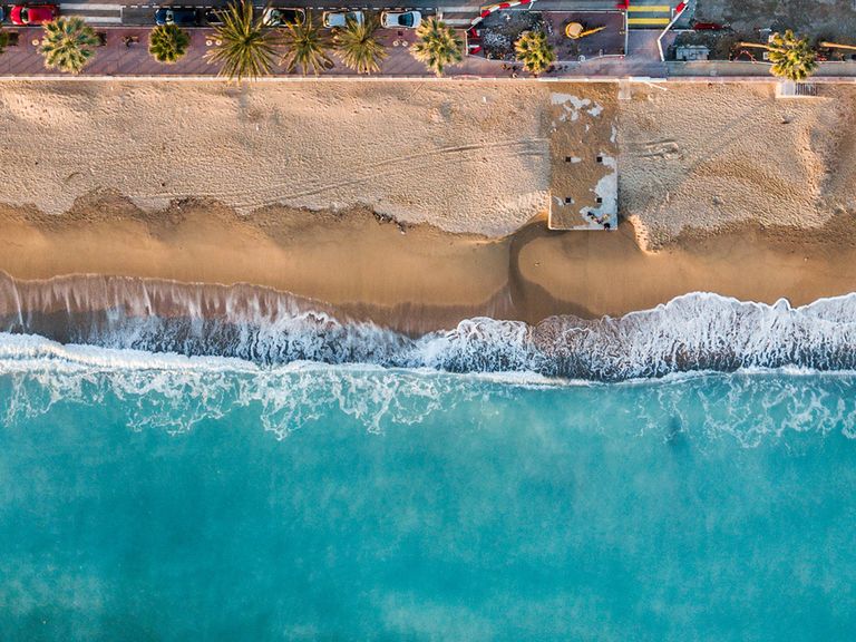 Luftaufnahme der Promenade von Cannes und vom Strand