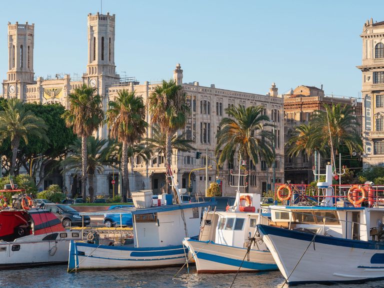 Cagliari bezaubert mit einer wunderschönen Marina. Hafen von Cagliari, Stadt auf Sardinien
