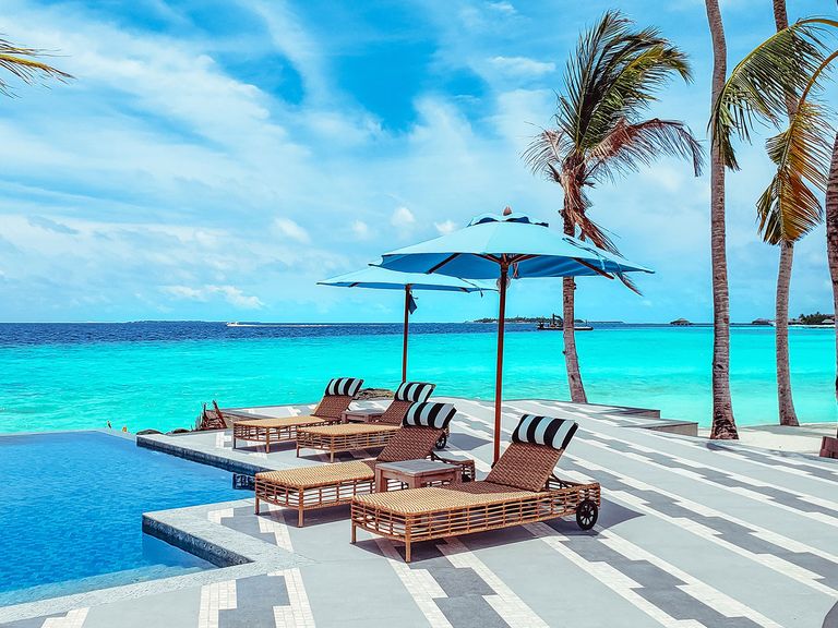 Symbolfoto Last-Minute-Sommerurlaub 2023, Liegen am Pool