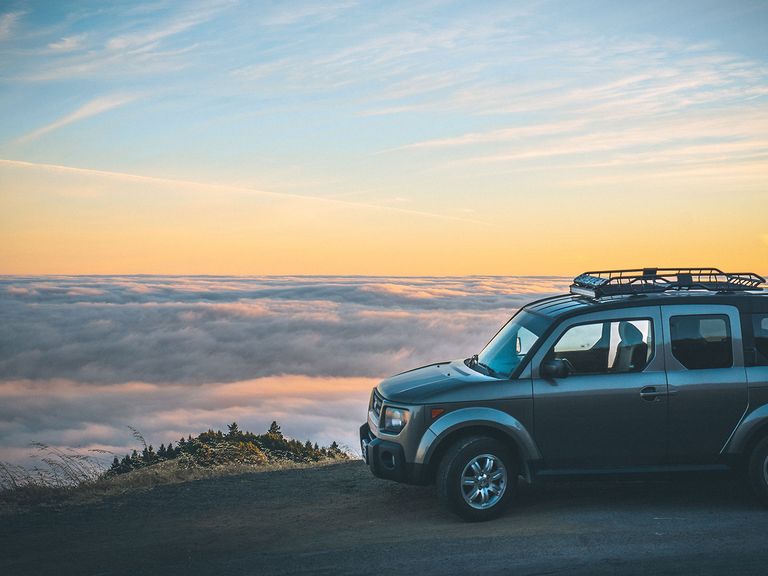 Mietwagen an einer Klippe, Urlaub