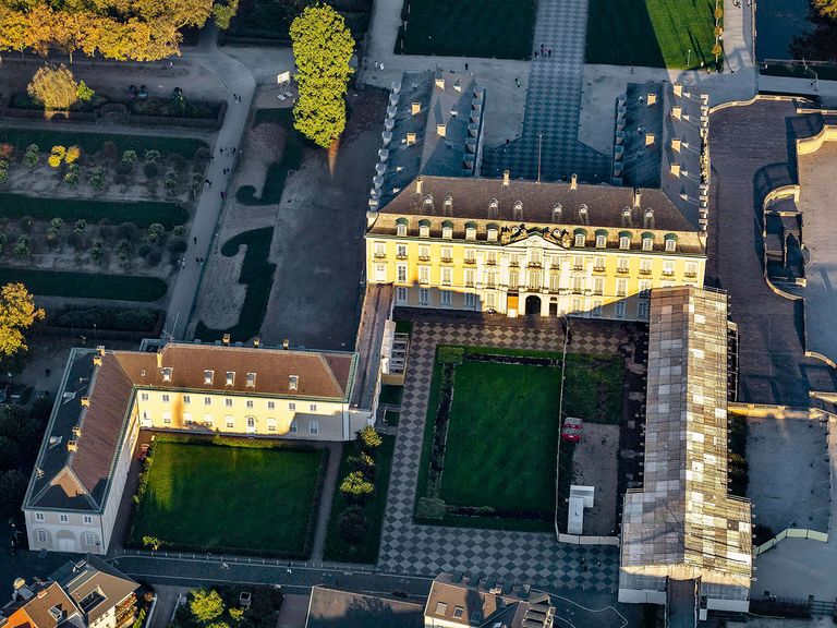 Das Schloss Augustusburg in Brühl ist eines der Top-Ausflugsziele im Bonner Umland. Schloss Augustusburg in Brühl von oben