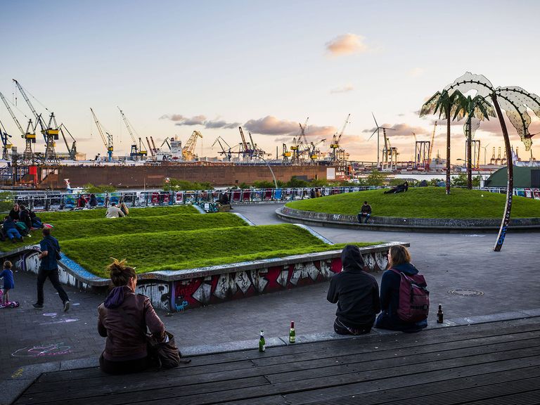 St. Pauli wandelt sich stets – und bleibt trotzdem links und weltoffen. Menschen im Park Fiction, St. Pauli