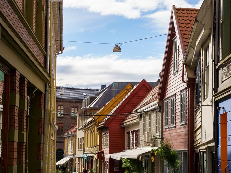 Bunte Holzhäuser in Bergen