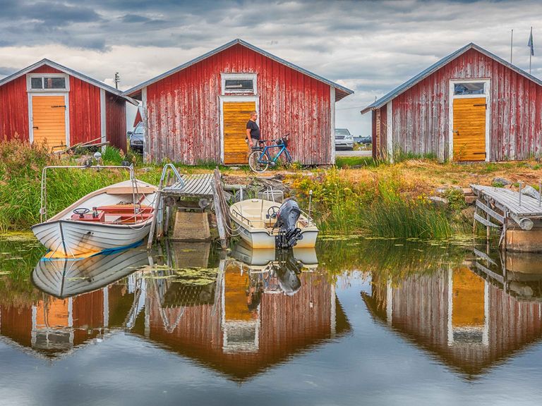 Rote Holzhäuser an einem Hafen, Finnland