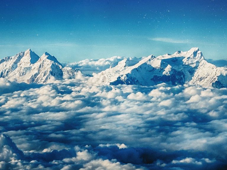 Blick aufs Himalaya-Gebirge, von Wolken umhüllt Himalaya-Gebirge
