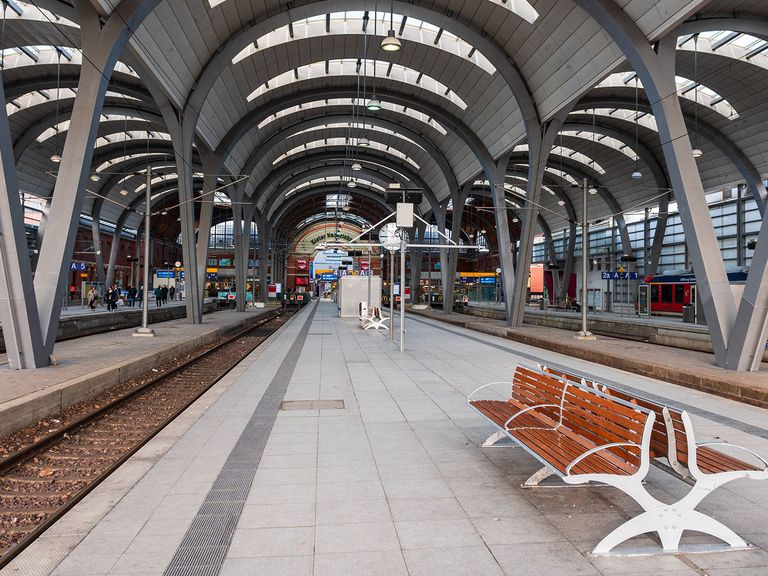 menschenleerer Kieler Hauptbahnhof