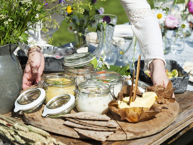 gedeckter Tisch zum Mittsommerfest in Dalarna, Nahaufnahme