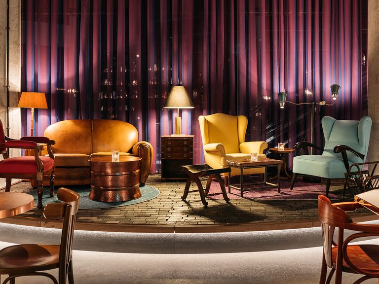 Lounge-Bereich in der Bar des Hotels Ruby Hanna