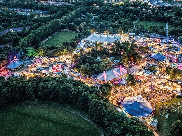 Das Tollwood Festival findet zweimal jährlich statt – einmal im Sommer und einmal im Winter. Luftaufnahme vom Tollwood Festival im Olympiapark München